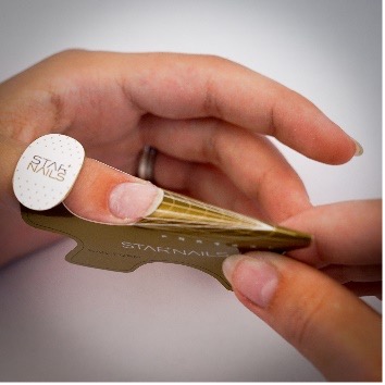 Príprava a umiestnenie šablóny pod necht