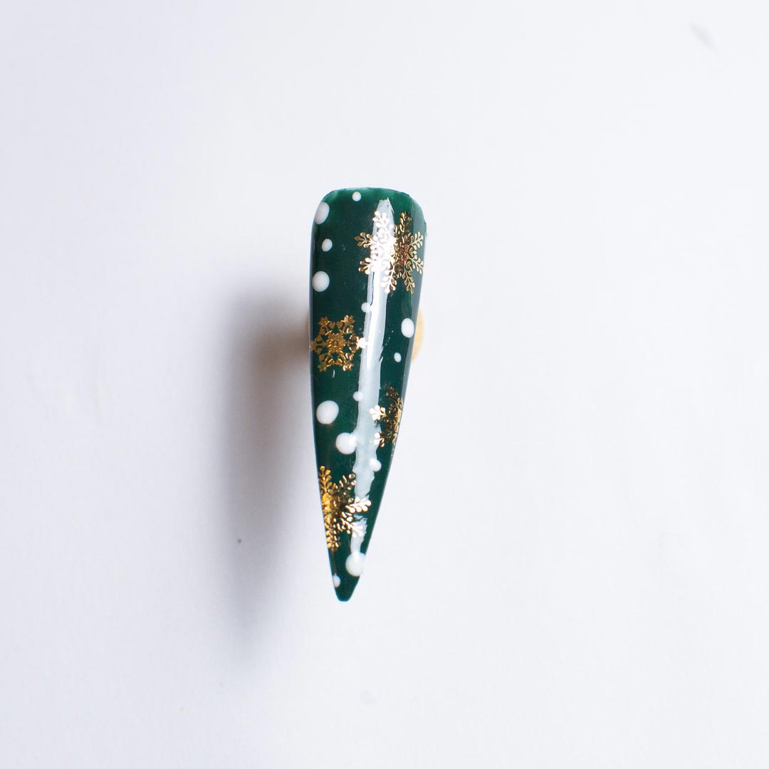 Zlaté vločky na nechtoch - finálny design s bodkami