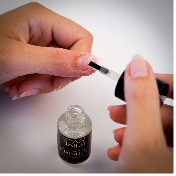 Aplikácia primeru na prírodnú časť nechta