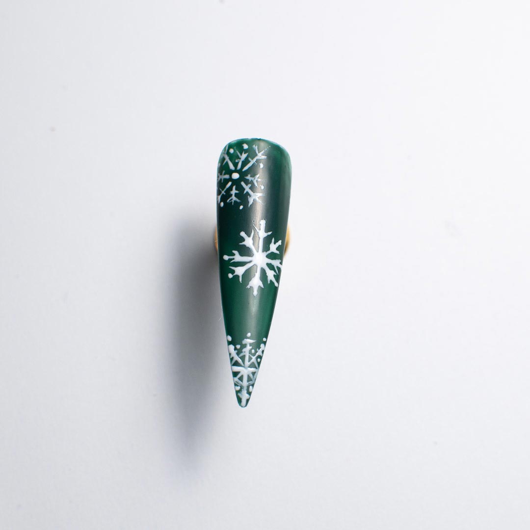 Maľované vločky na nechtoch - biele vločky