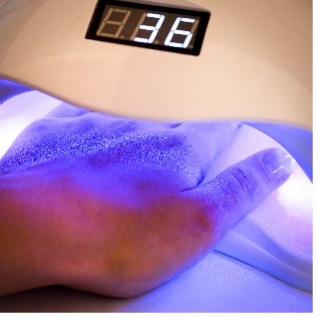 Vytvrdzovanie bázy v UV/LED lampe