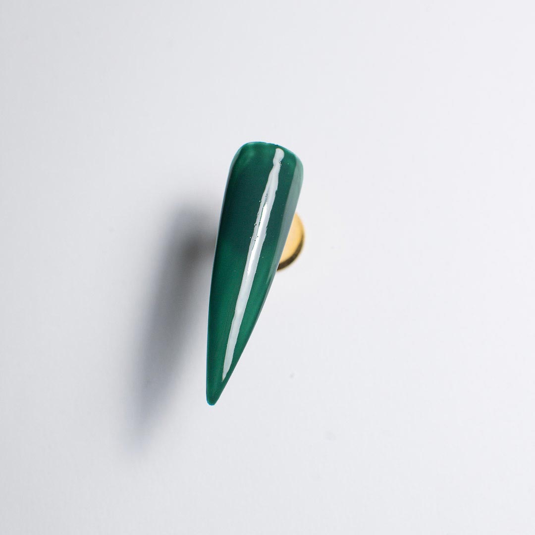 Maľované vločky na nechtoch - tmavozelený základ