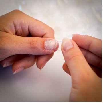 Nalepenie tipu na necht pomocou lepidla