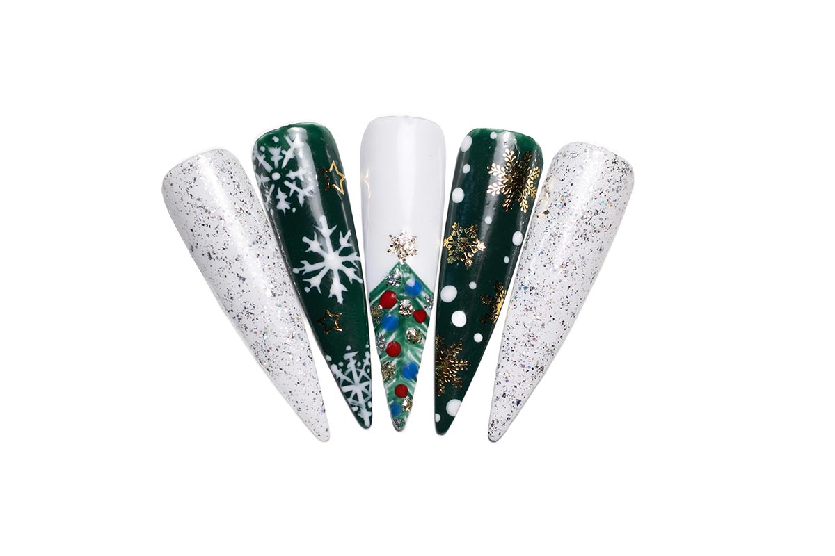 Vianočné nechty s vianočným stromčekom a vločkami - kompletný návod na vianočnú manikúru