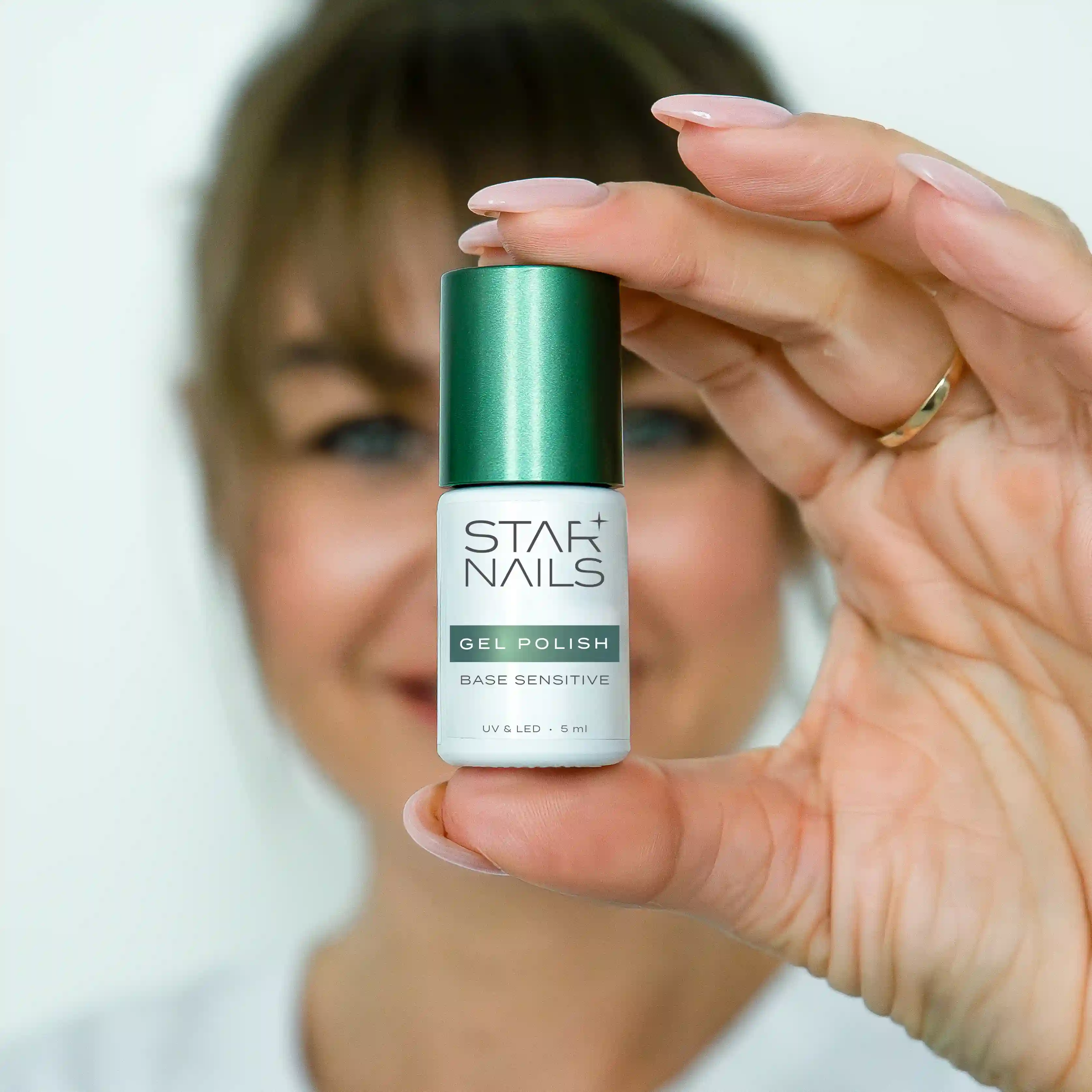 UV/LED Gel Polish Base Sensitive Line – číra podkladová báza bez HEMA pri aplikácii