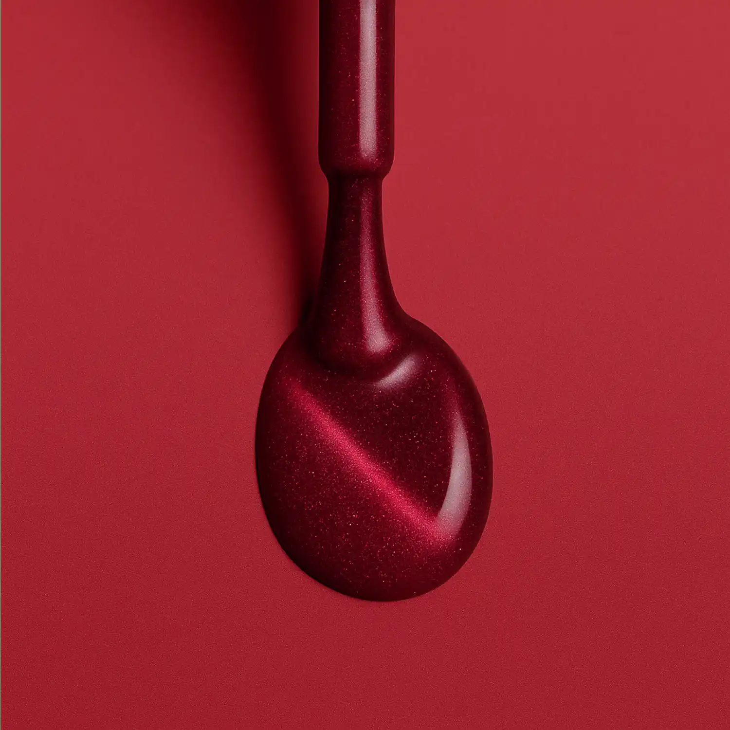 G&eacute;l lak Cat Eye Ruby Flame 012 &ndash; fľa&scaron;tička a &scaron;tetček