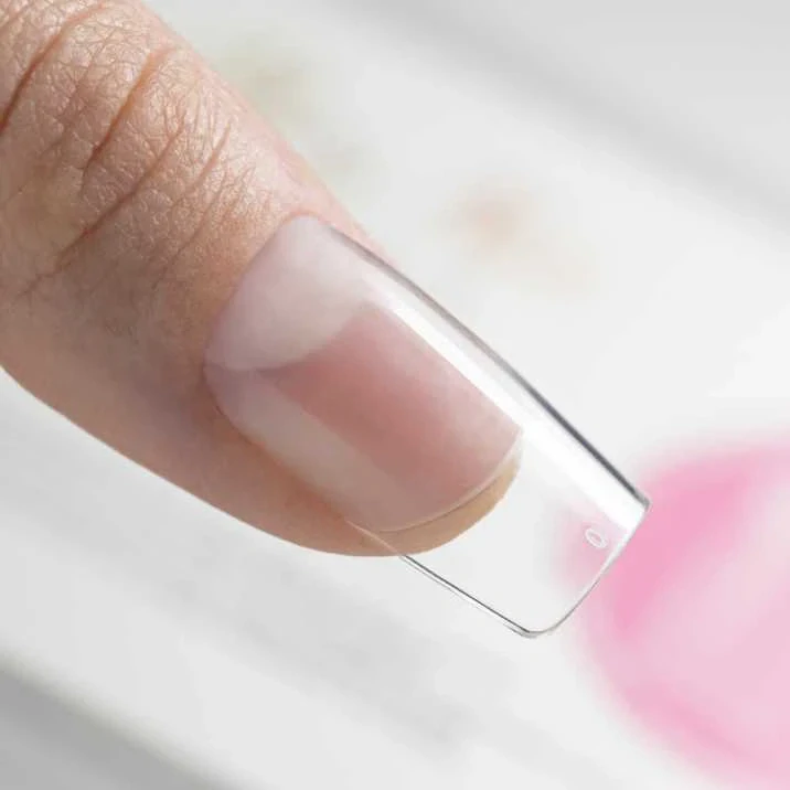 Gel Tipy CLEAR hranat&eacute; &ndash; aplik&aacute;cia gel tipu na pr&iacute;rodn&yacute; necht